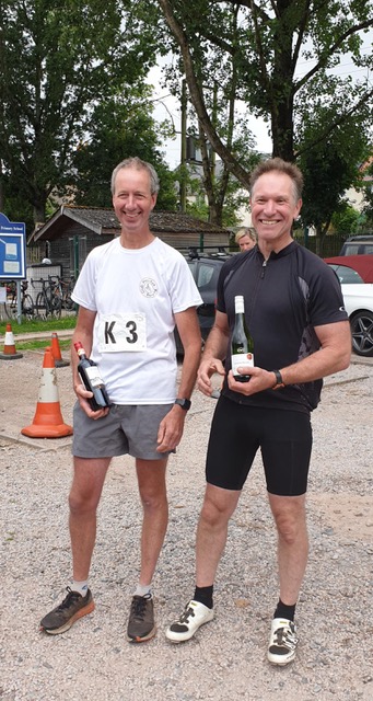 The winning team of Steve Davey (runs) and Julian Gigg (ride) in a time of 1:32:43